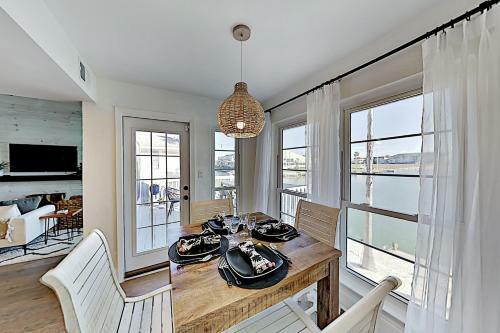 Apartamento Chic Canal-front Escape - Dock & Direct Bay Access Condo