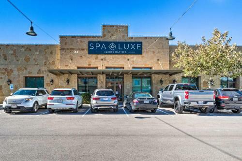 Pet-friendly Townhome About 2 Mi To Town Square!