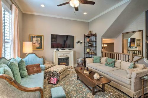 Pet-friendly Townhome About 2 Mi To Town Square!