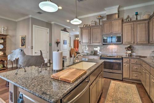 Pet-friendly Townhome About 2 Mi To Town Square!