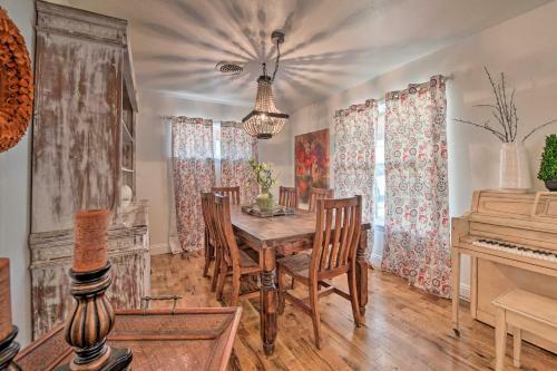 Chic Granbury Home 1 Block To Historic Dtwn!