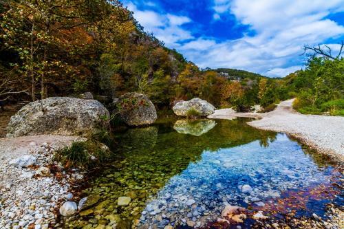 Updated Hill Country Gem - Walk To Lake & Dining Home