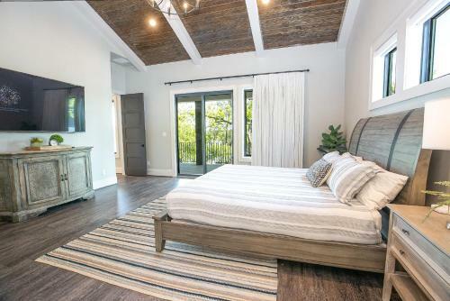 Wake & Roll - Loma Linda Luxury Lakeside Getaway