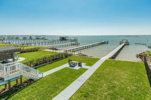 Large-group Beach Retreat On Galveston Bay!