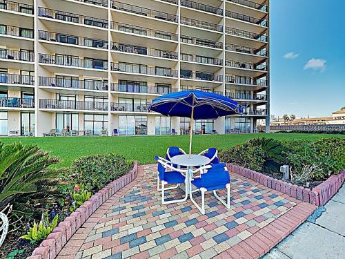 Apartamento New Listing! Classic Beachfront Condo With Balcony Condo