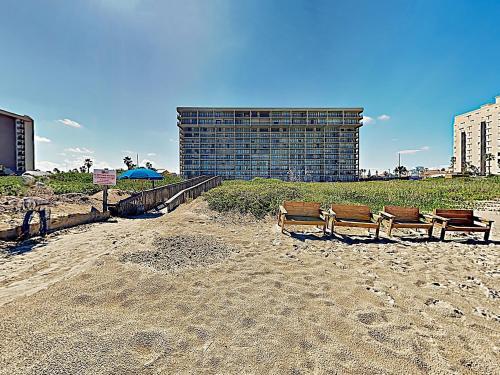 Apartamento New Listing! Classic Beachfront Condo With Balcony Condo