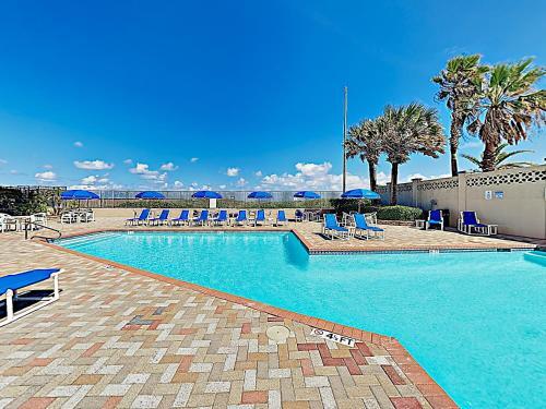 Apartamento New Listing! Classic Beachfront Condo With Balcony Condo