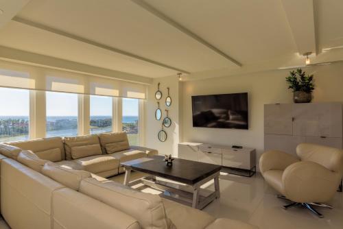 4br Bayview For Large Families! Beachfront Resort, Shared Pools & Jacuzzi