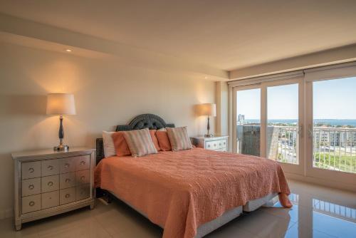 Panoramic Bayview! Spacious 10th Floor Condo Beachfront Resort, Shared Pools & Jacuzzi Pet Friendly