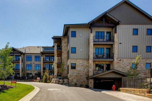 Pristine Condo On Golf Course And Walk To Gondola
