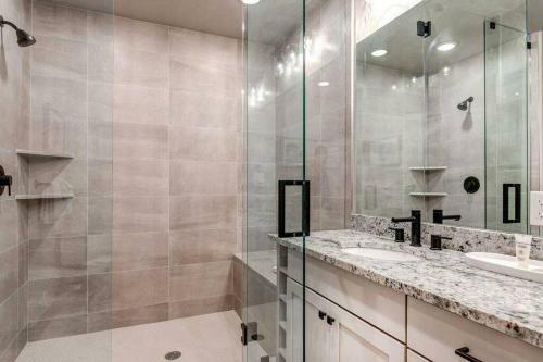 Pristine Condo On Golf Course And Walk To Gondola