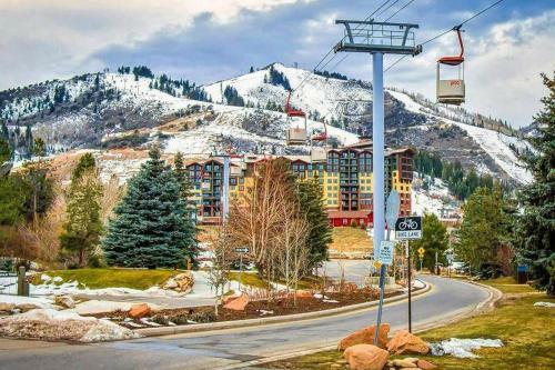 Pristine Condo On Golf Course And Walk To Gondola