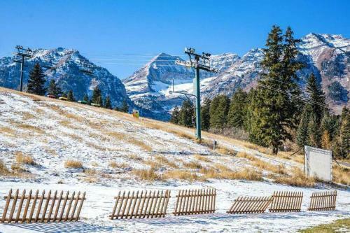 Pristine Condo On Golf Course And Walk To Gondola