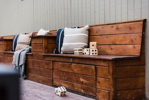 Nightstar - Charming Rustic Cabin W Large Balcony & Sauna