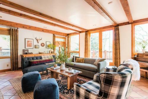 Nightstar - Charming Rustic Cabin W Large Balcony & Sauna