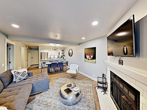 Apartamento New Listing! Luxe Remodeled Getaway Condo
