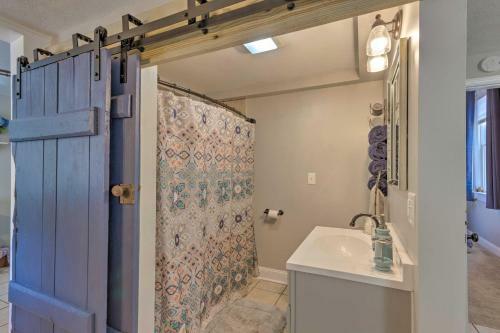 Private Solar Hill Apartment In Downtown Bristol!