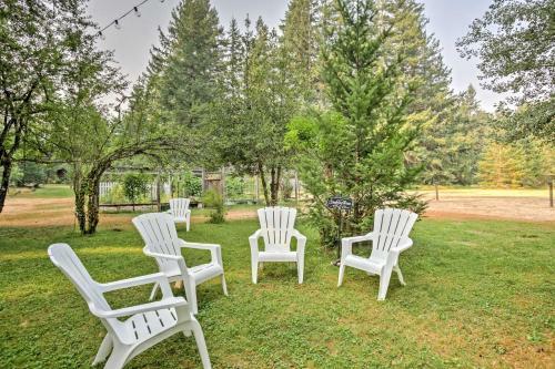 Whimsical Packwood Farmhouse With Hot Tub And Fire Pit