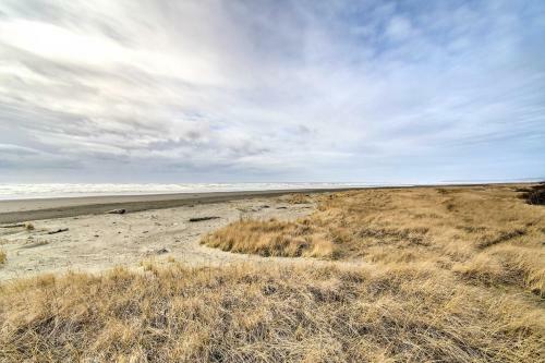 Coastal Retreat Deck, Ocean Views And Walk To Beach