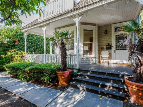 New Listing! Updated Victorian With Lake Union Views Home