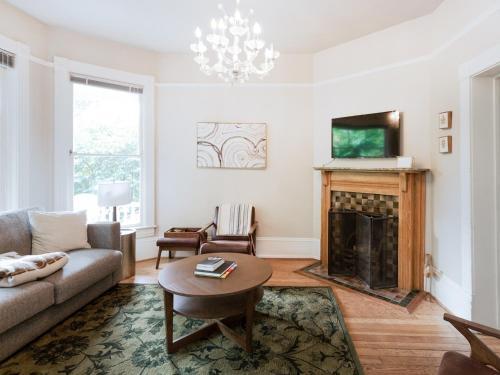 New Listing! Updated Victorian With Lake Union Views Home