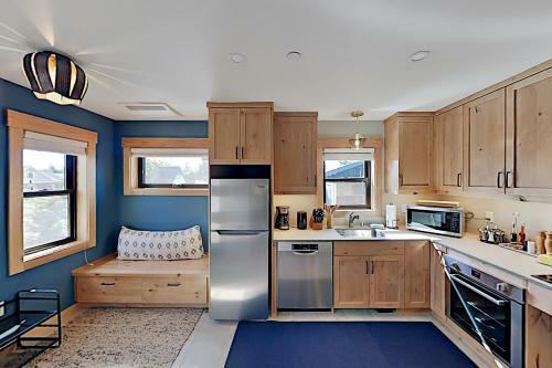 Designer Cottage With Accessible Kitchen & Bathroom Cottage