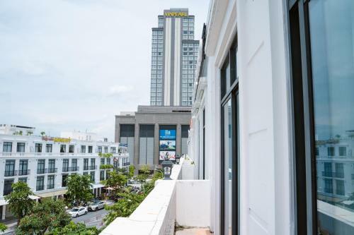 Hotel Luxhome - Vinhome Apartments