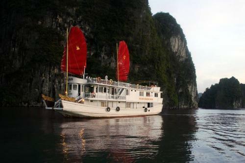 Hostal Halong Overnight In Cat Ba Island