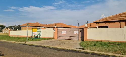 Hostal Moy Invest Holdings Mahlale
