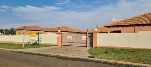 Hostal Moy Invest Holdings Mahlale