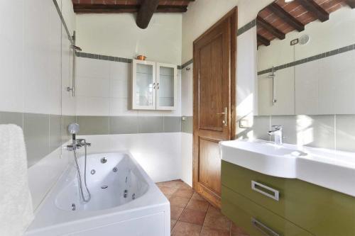 Castagnori Villa Sleeps 8 Wifi