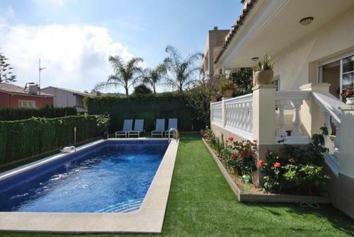 Lloret de Mar Villa Sleeps 8 Pool Wifi