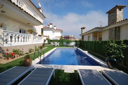 Lloret de Mar Villa Sleeps 8 Pool Wifi