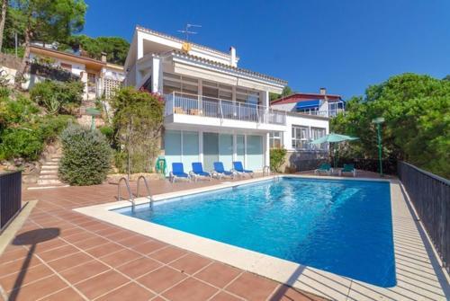 Lloret de Mar Villa Sleeps 6 Pool Wifi