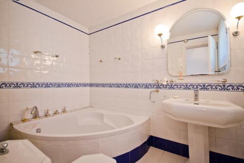 Lloret de Mar Villa Sleeps 6 Pool Wifi