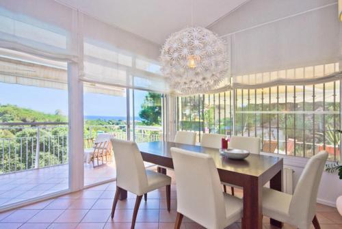 Lloret de Mar Villa Sleeps 6 Pool Wifi