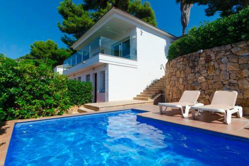 Lloret de Mar Villa Sleeps 12 Pool Wifi