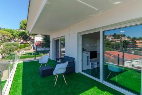 Lloret de Mar Villa Sleeps 12 Pool Wifi