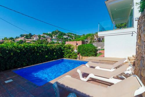 Lloret de Mar Villa Sleeps 12 Pool Wifi