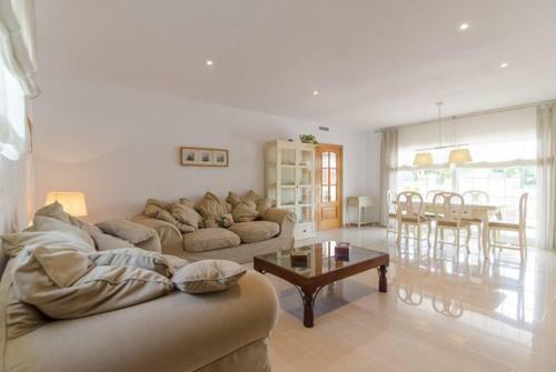Lloret de Mar Villa Sleeps 8 Pool Air Con Wifi