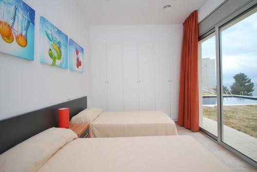 Lloret de Mar Villa Sleeps 8 Pool Air Con Wifi