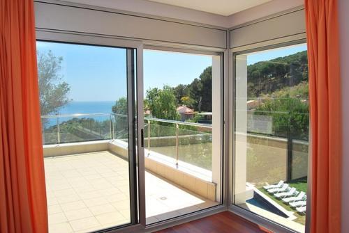 Lloret de Mar Villa Sleeps 8 Pool Air Con Wifi