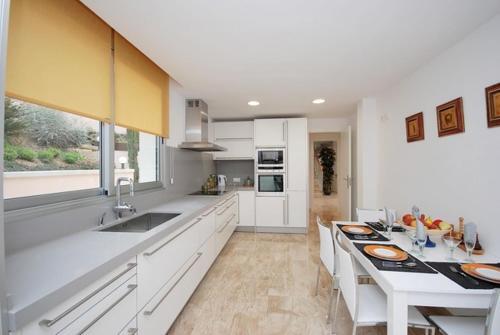 Lloret de Mar Villa Sleeps 8 Pool Air Con Wifi