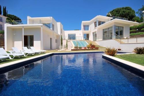 Lloret de Mar Villa Sleeps 8 Pool Air Con Wifi