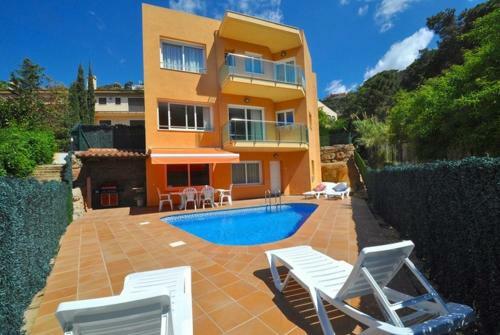 Lloret de Mar Villa Sleeps 11 Pool Wifi