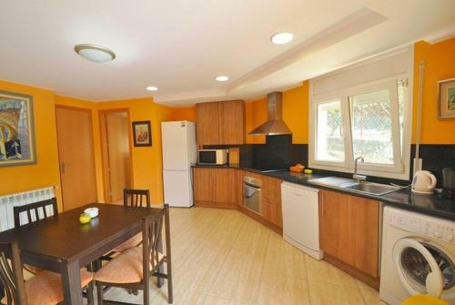 Lloret de Mar Villa Sleeps 11 Pool Wifi