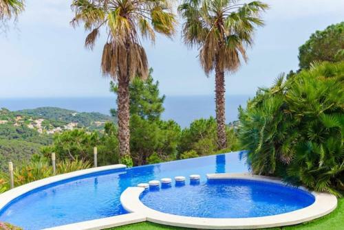 Lloret de Mar Villa Sleeps 8 Pool Air Con Wifi