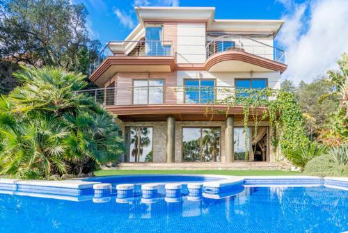 Lloret de Mar Villa Sleeps 8 Pool Air Con Wifi