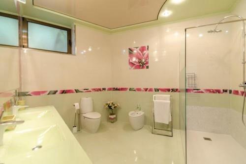 Lloret de Mar Villa Sleeps 8 Pool Air Con Wifi