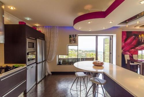 Lloret de Mar Villa Sleeps 8 Pool Air Con Wifi
